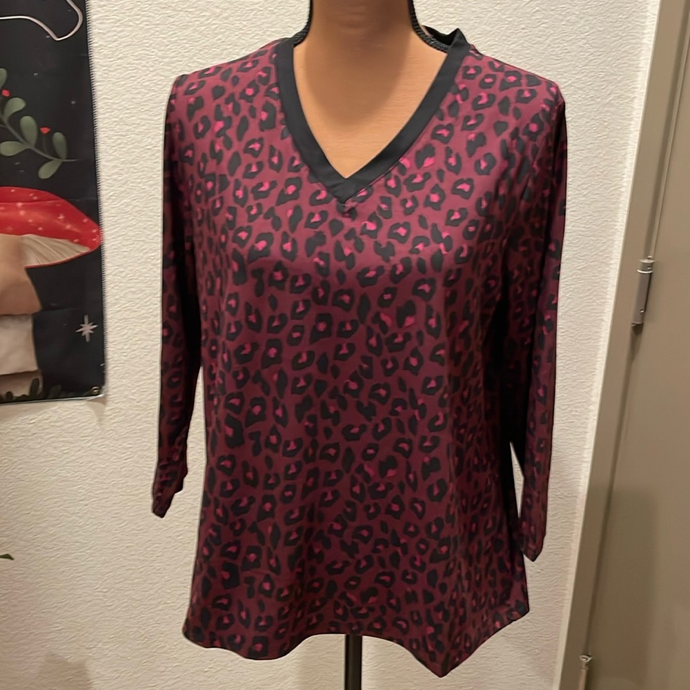Elizabeth and Clarke. Leopard print 3/4 sleeve. Size M. NWOT.